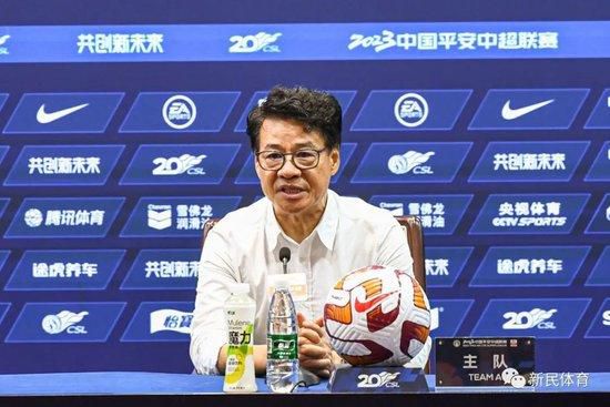 当被问到是否与英力士谈过的时候，滕哈赫说：“没有。