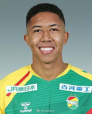 在同一所学校里，有一个与基妮几乎处于两极的男生杰克，他是学校足球队的队长，是女生们崇拜的偶像。